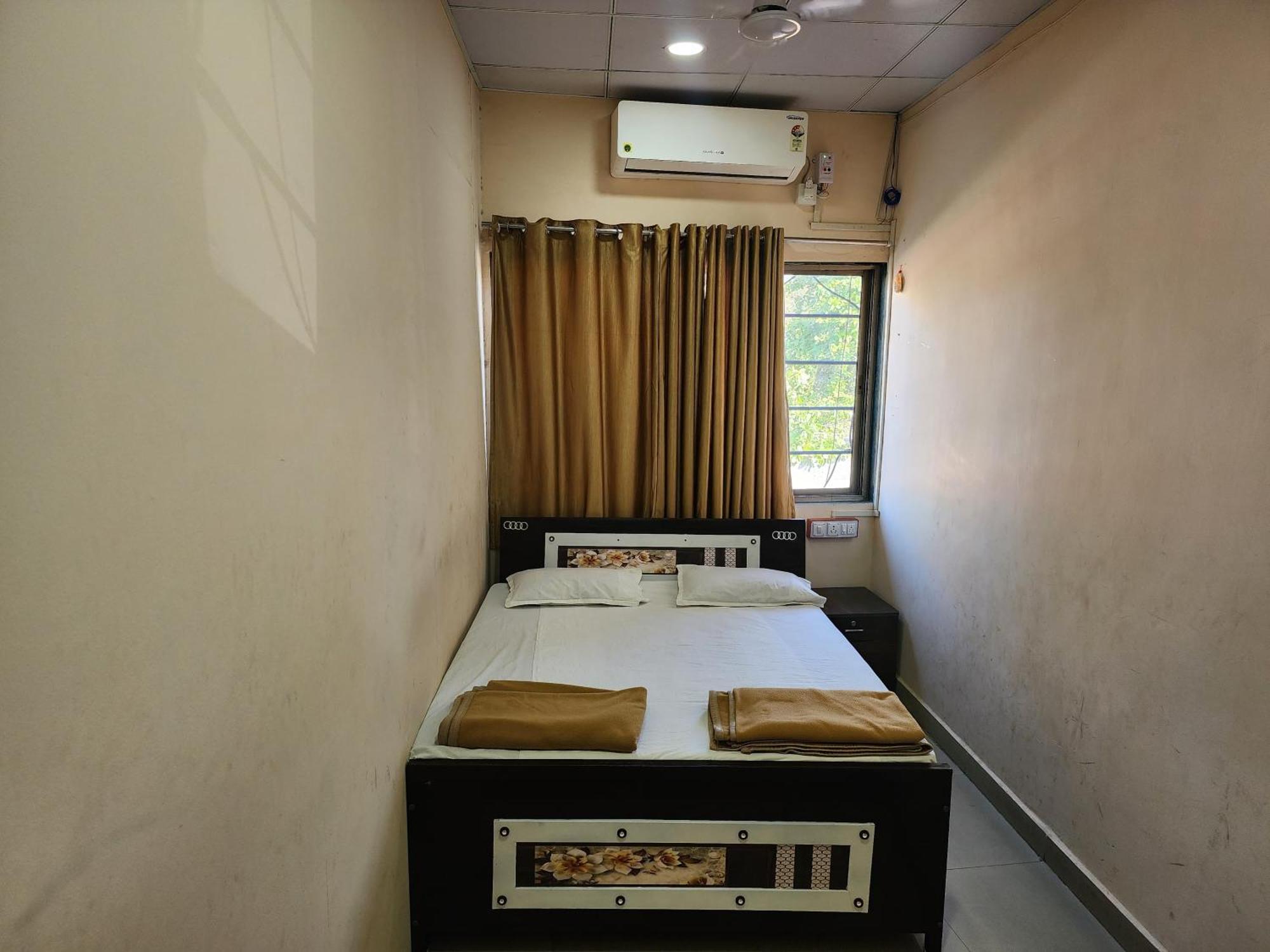 Hotel Diamond Ac Dormitory And Guest House Surat Ngoại thất bức ảnh