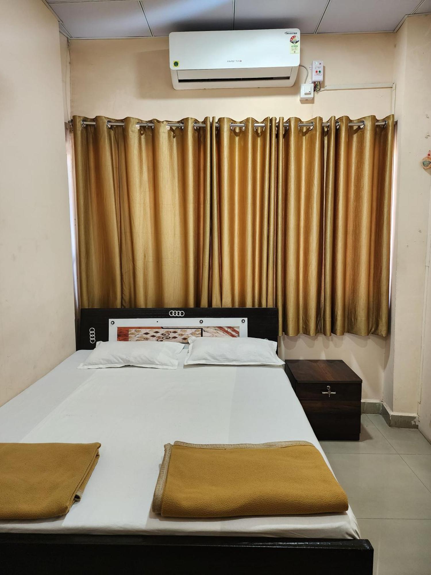 Hotel Diamond Ac Dormitory And Guest House Surat Ngoại thất bức ảnh