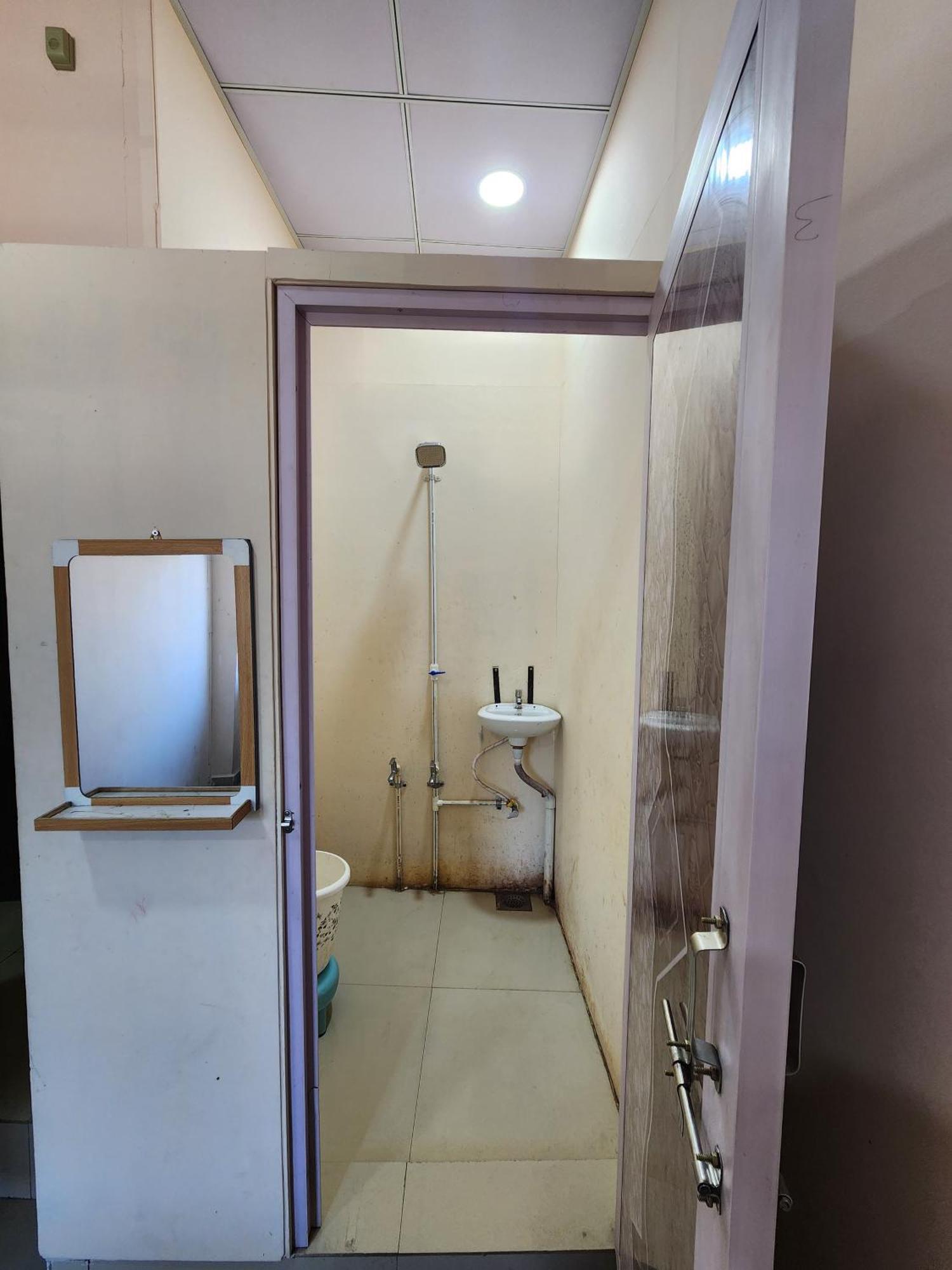 Hotel Diamond Ac Dormitory And Guest House Surat Ngoại thất bức ảnh