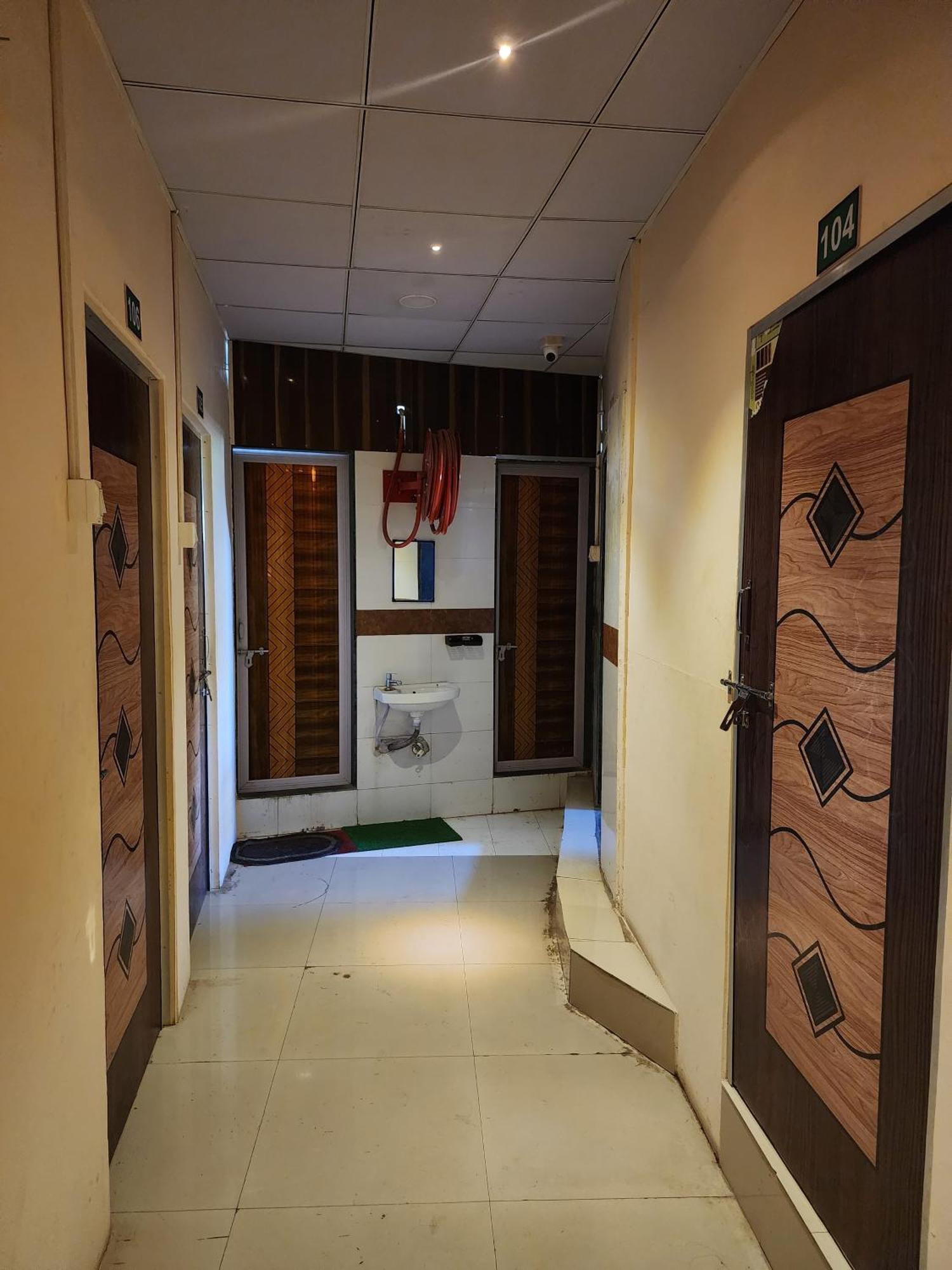 Hotel Diamond Ac Dormitory And Guest House Surat Ngoại thất bức ảnh