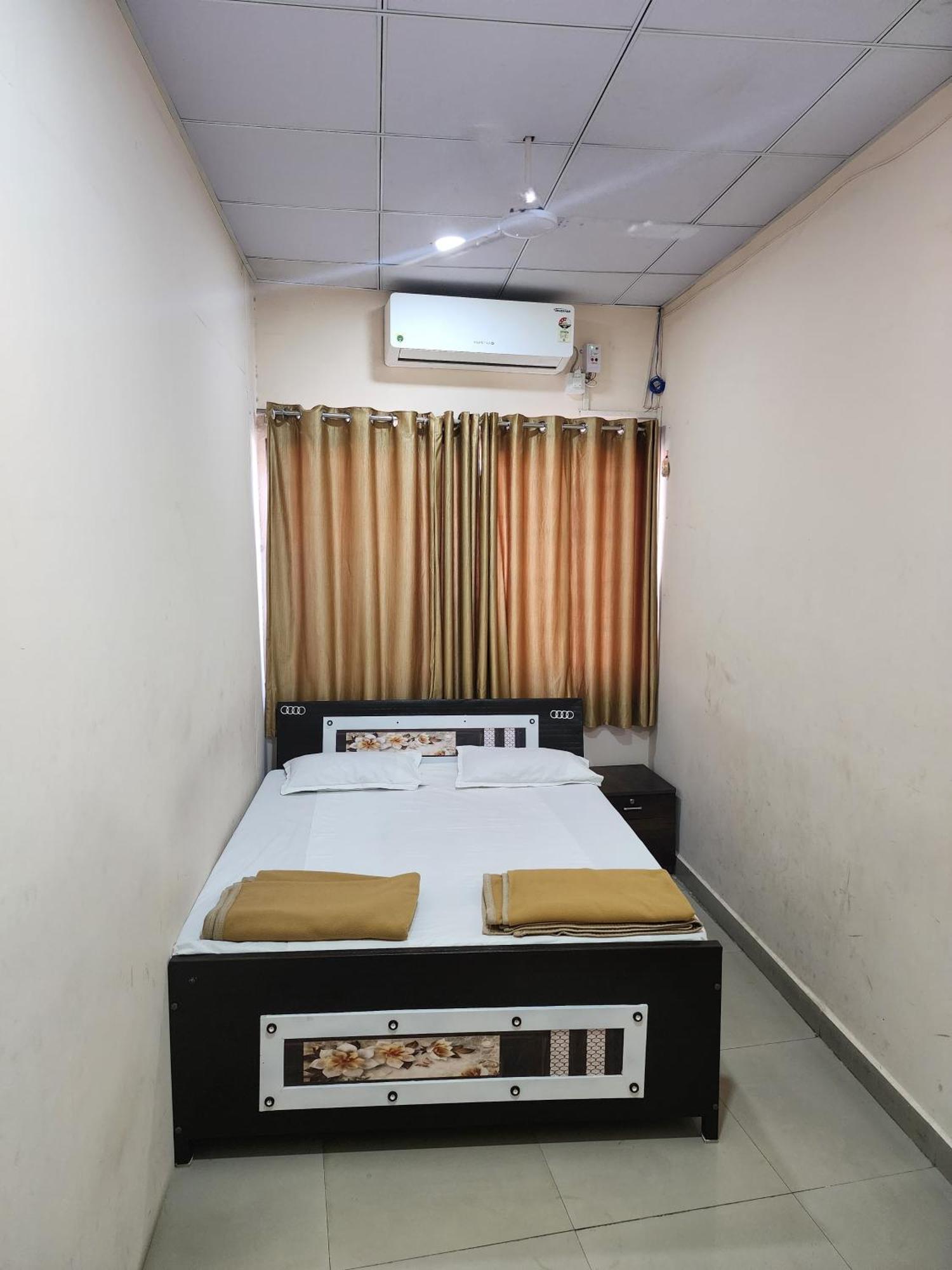 Hotel Diamond Ac Dormitory And Guest House Surat Ngoại thất bức ảnh