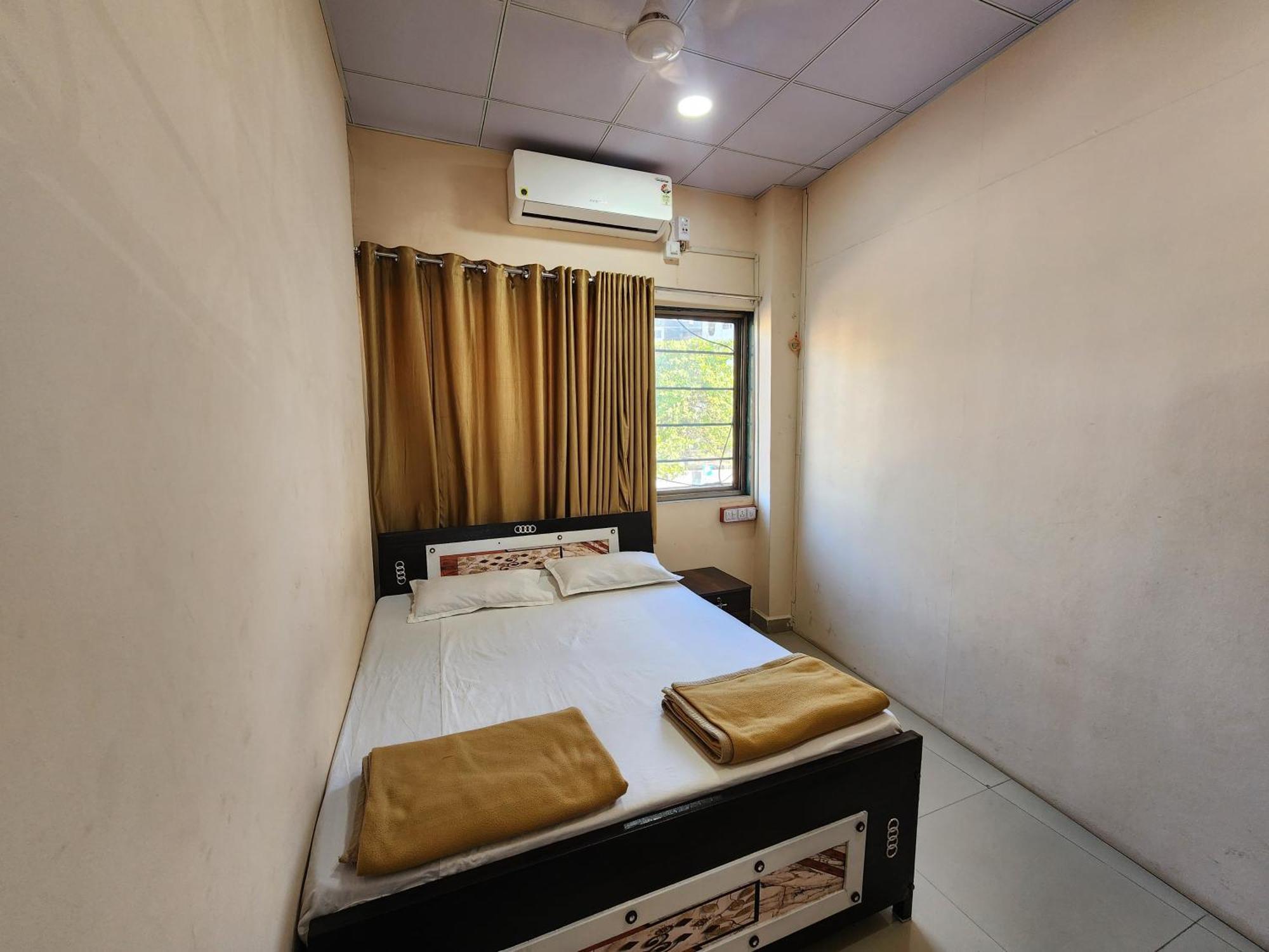 Hotel Diamond Ac Dormitory And Guest House Surat Ngoại thất bức ảnh