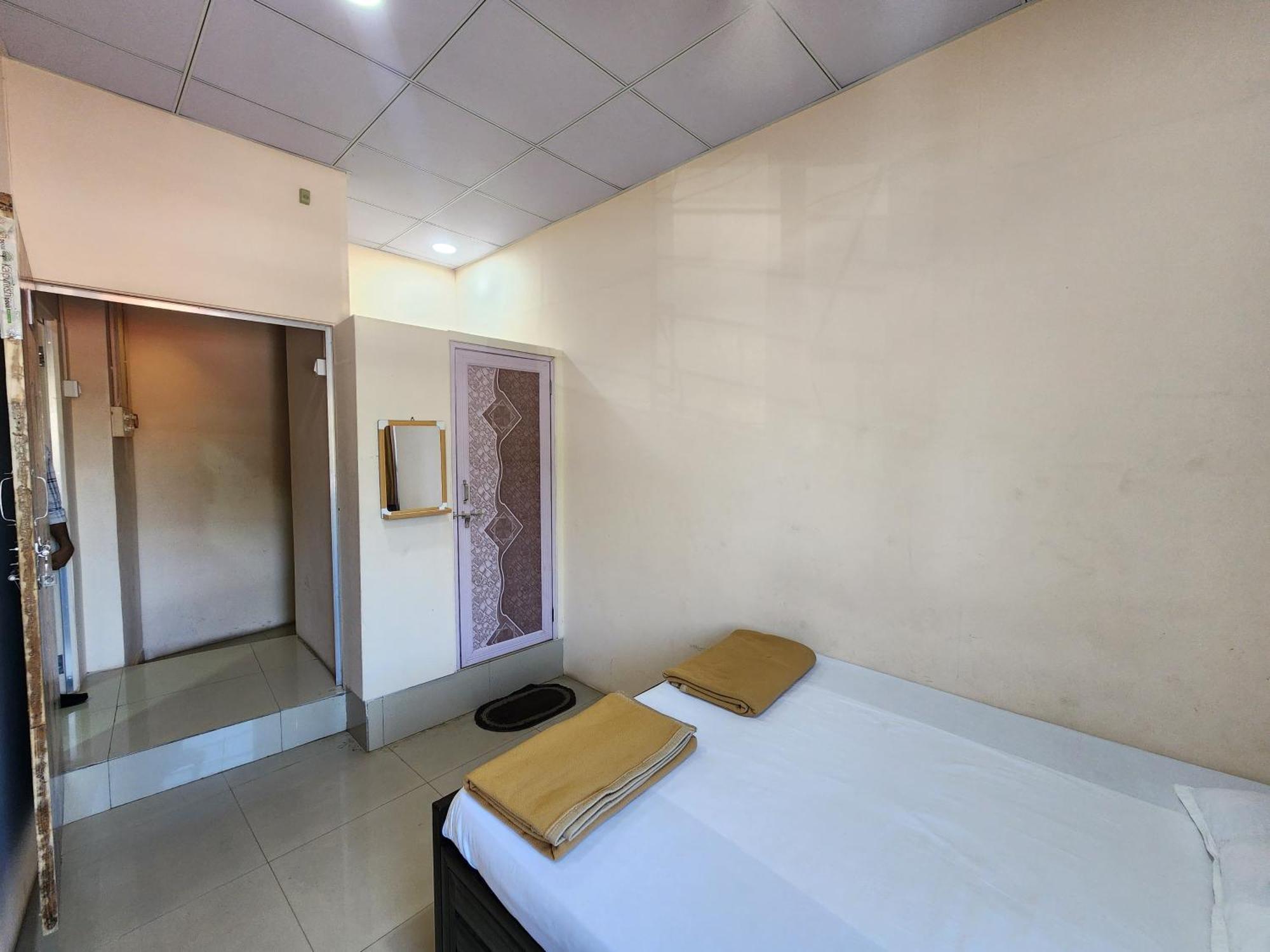 Hotel Diamond Ac Dormitory And Guest House Surat Ngoại thất bức ảnh